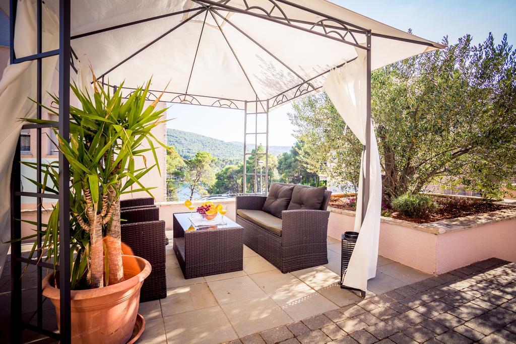 Apartment Falcon Stari Grad  Pokoj fotografie