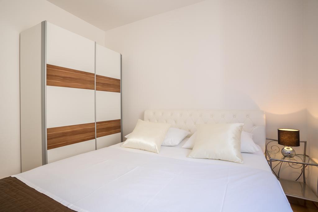 Apartment Falcon Stari Grad  Pokoj fotografie