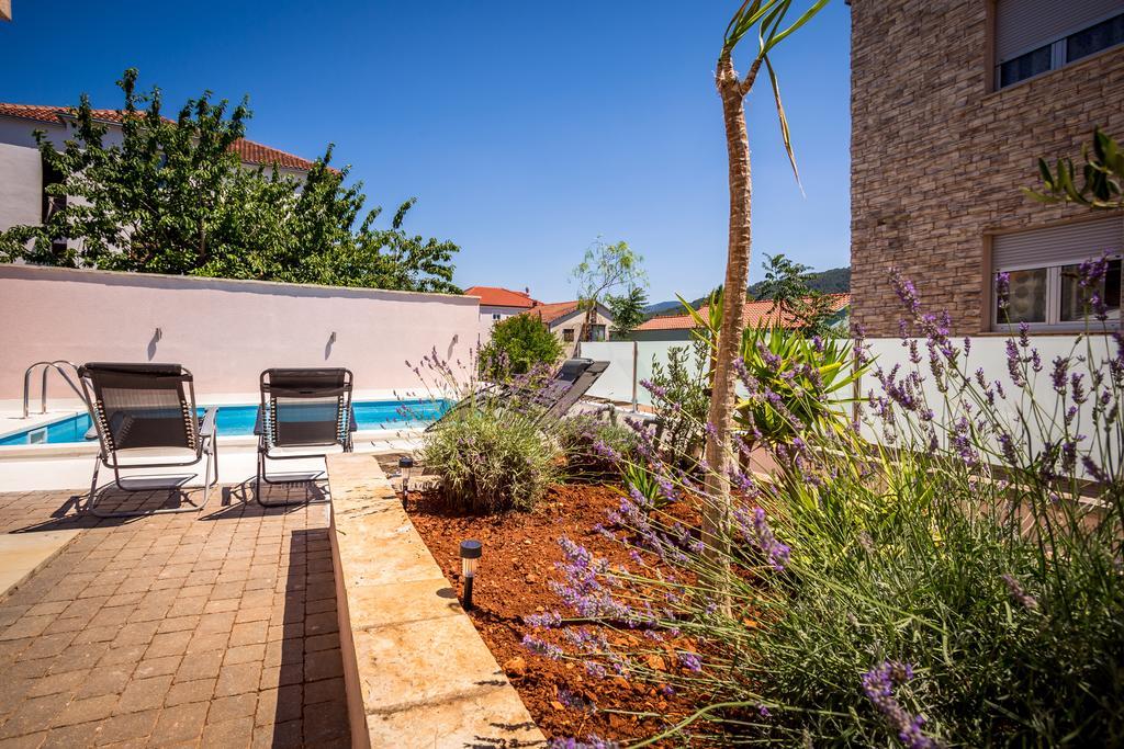 Apartment Falcon Stari Grad  Pokoj fotografie